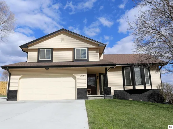 209 Summerset Dr, Papillion, NE 68133