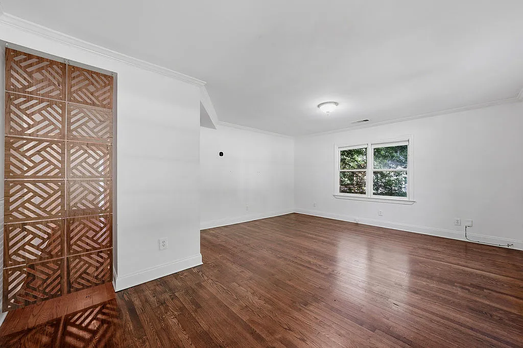 3 bed, 3.0 bath, 1900 sqft, $3,300 — Photo 2
