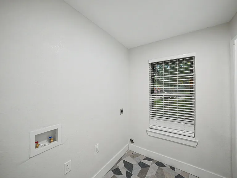 2709 Oak Cir — Photo 27