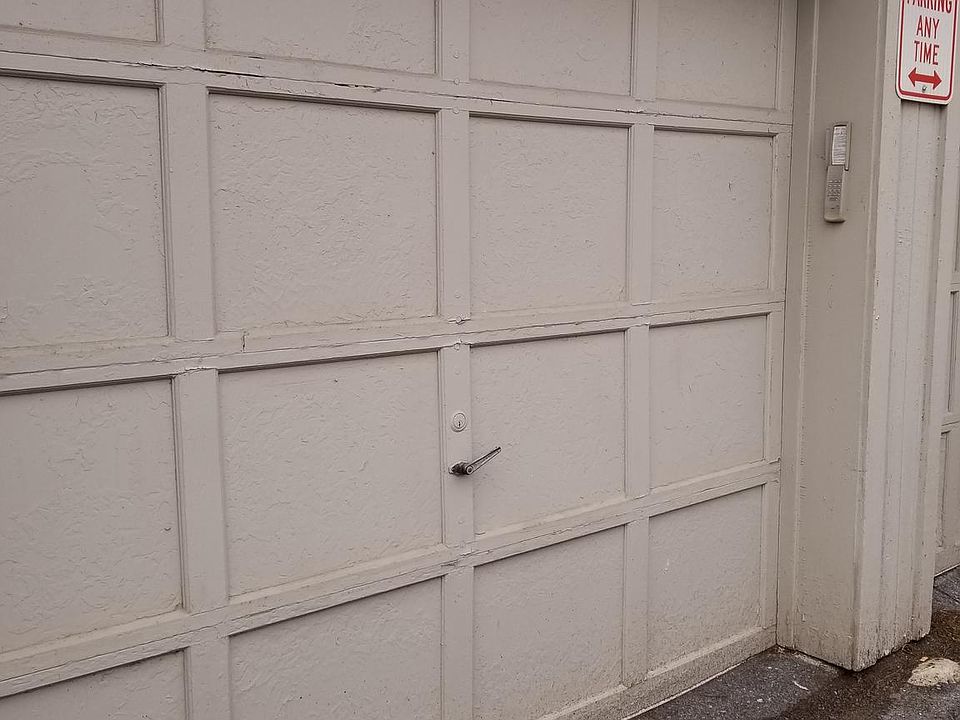 2nd image of 211 N Maxwell Ave #6