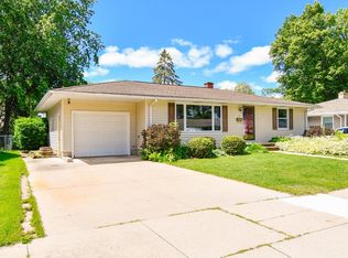1067 Raleigh St, Green Bay, WI 54304