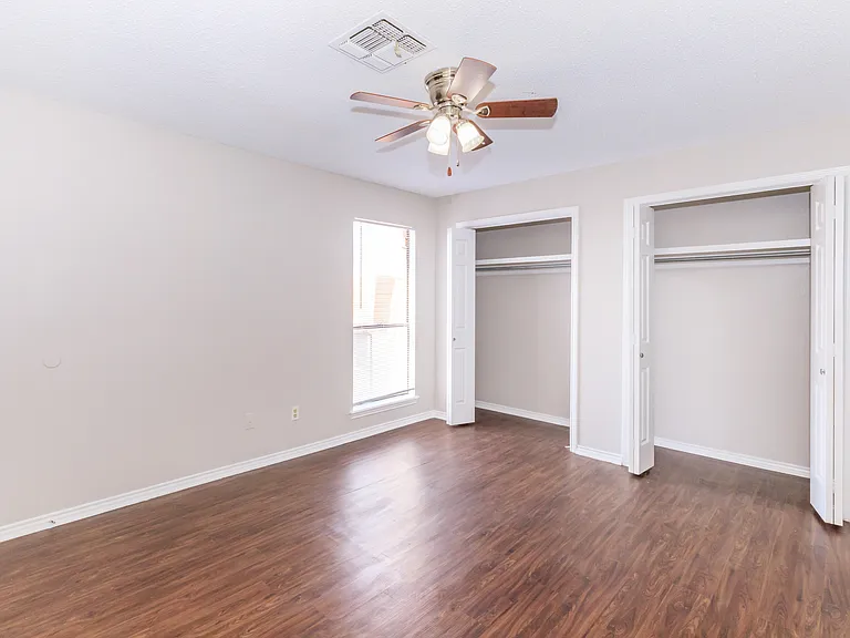 Townhome 2nd bedroom upstairs 2 huge closets wall to wall