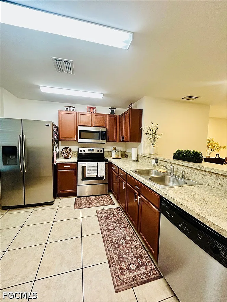 3 bed, 2.0 bath, 1270 sqft, $1,950 — Photo 3