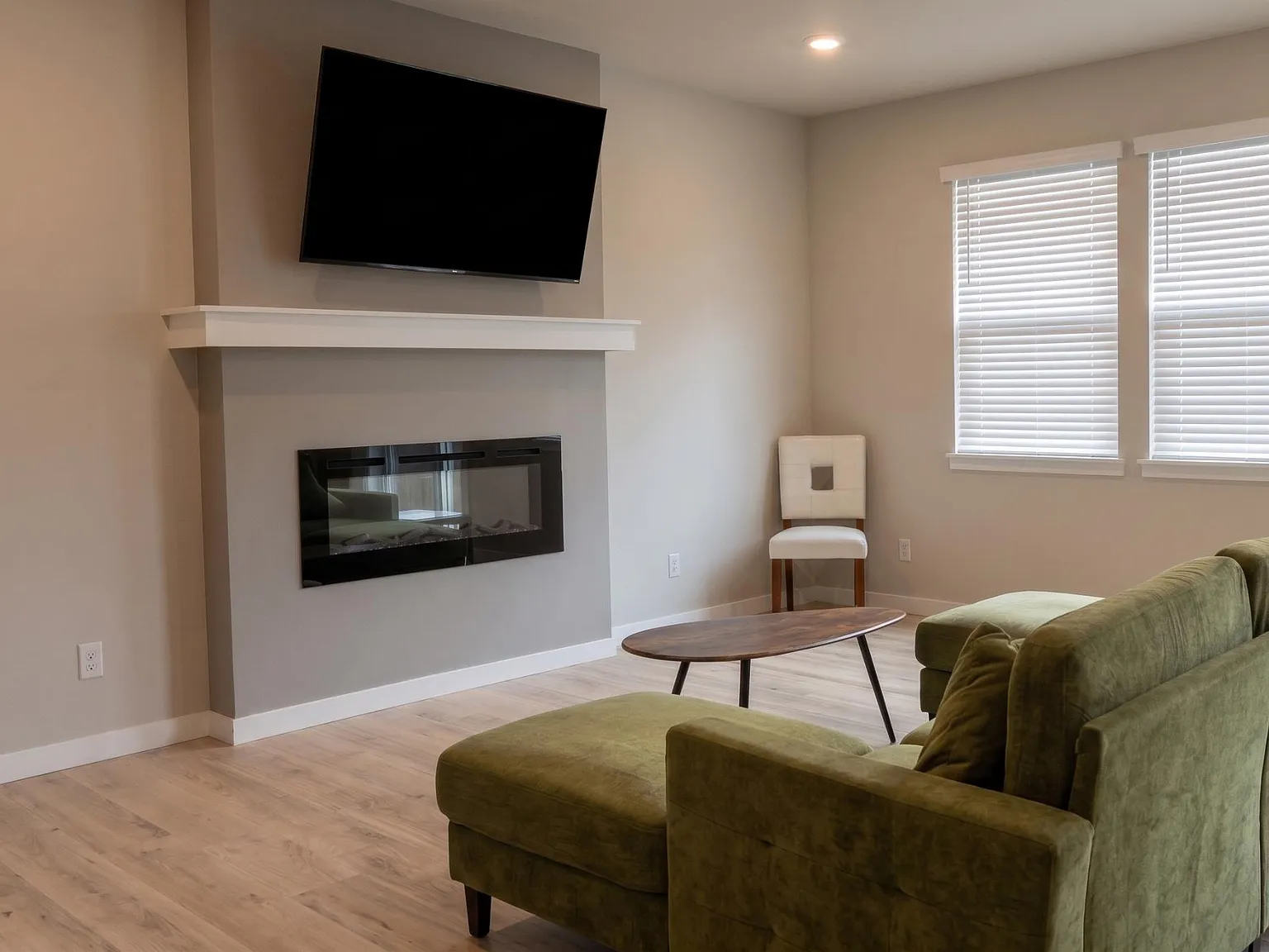 4 bed, 3.0 bath, 3058 sqft, $1,287 — Photo 2
