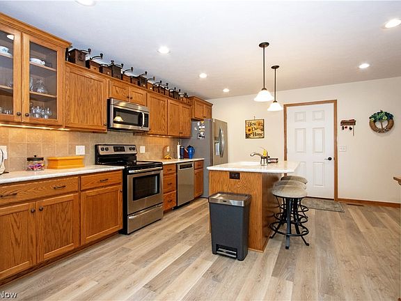 3rd image of 233 Woodbury Cir