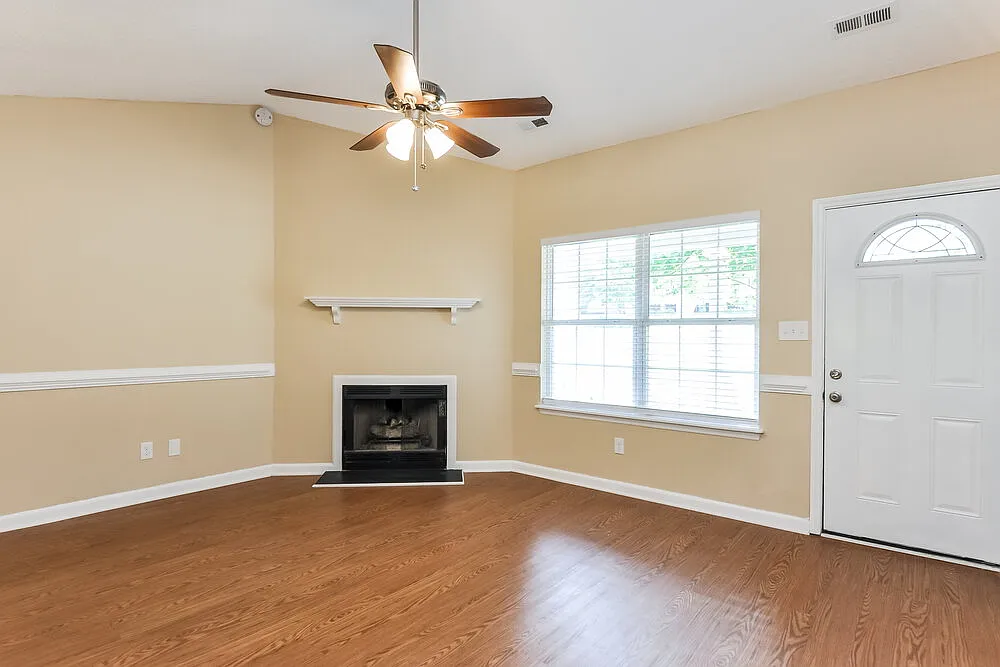 3 bed, 2.0 bath, 1161 sqft, $2,005 — Photo 4