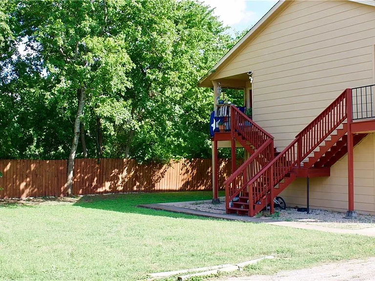 1642 Post Rd — Photo 1