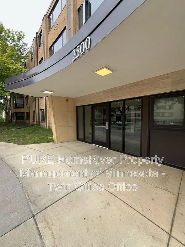 1 bed, 1.0 bath, 656 sqft, $1,300 — Photo 3