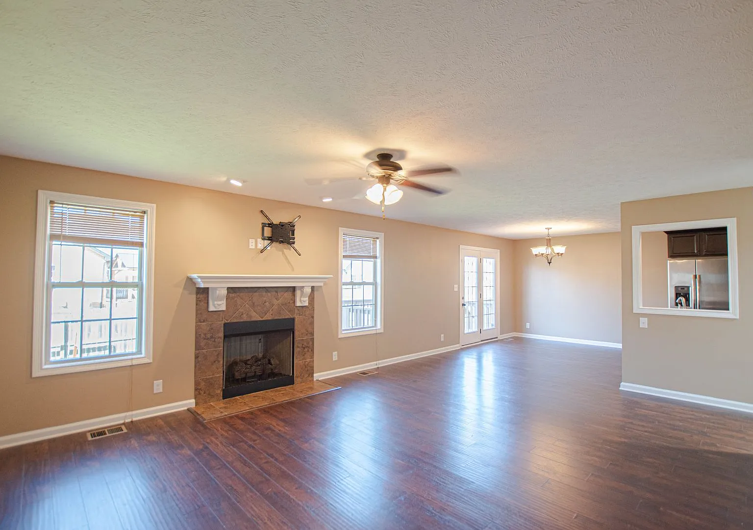 Pet Friendly Three Bedroom! — Photo 4