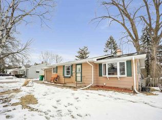 1439 Oak Ridge Dr, Green Bay, WI 54304