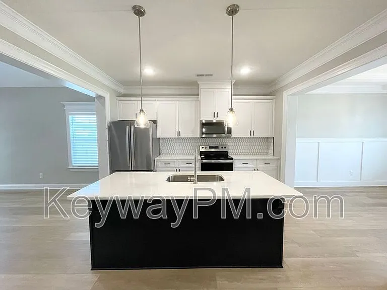 410 Longford St — Photo 6