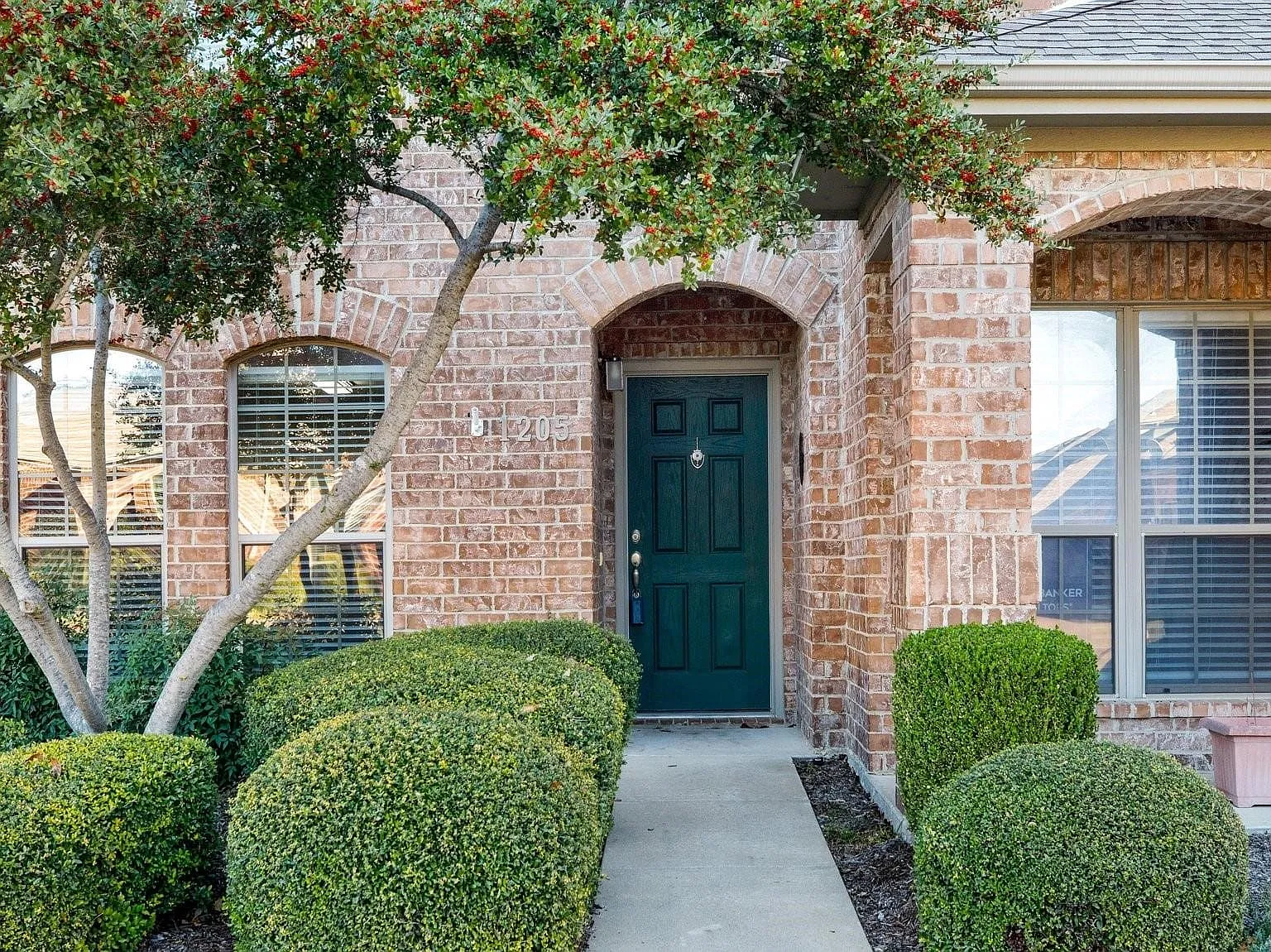2 bed, 1.5 bath, 1227 sqft, $2,000 — Photo 2