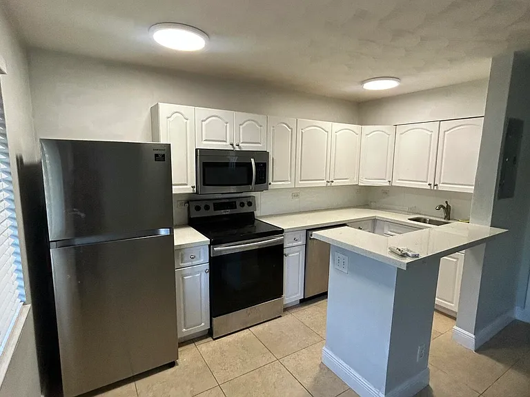 925 NE 17th Ave #1 — Photo 5