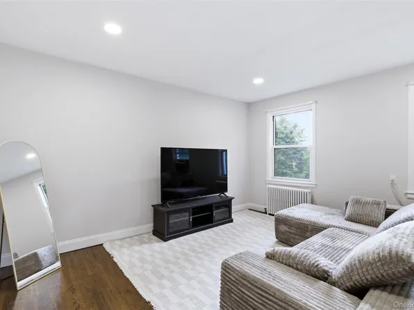 16 Edwards Street #3F, Roslyn Heights, NY 11577