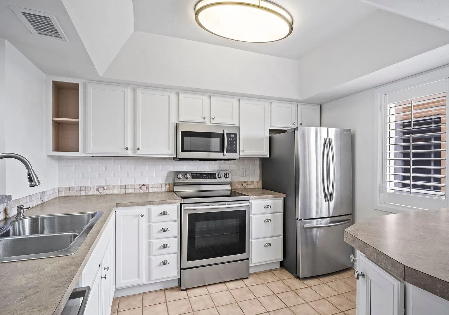 Stunning 2-bedroom, 2.5 bathroom condo with Bay view in Fort Myers Beach — Photo 3