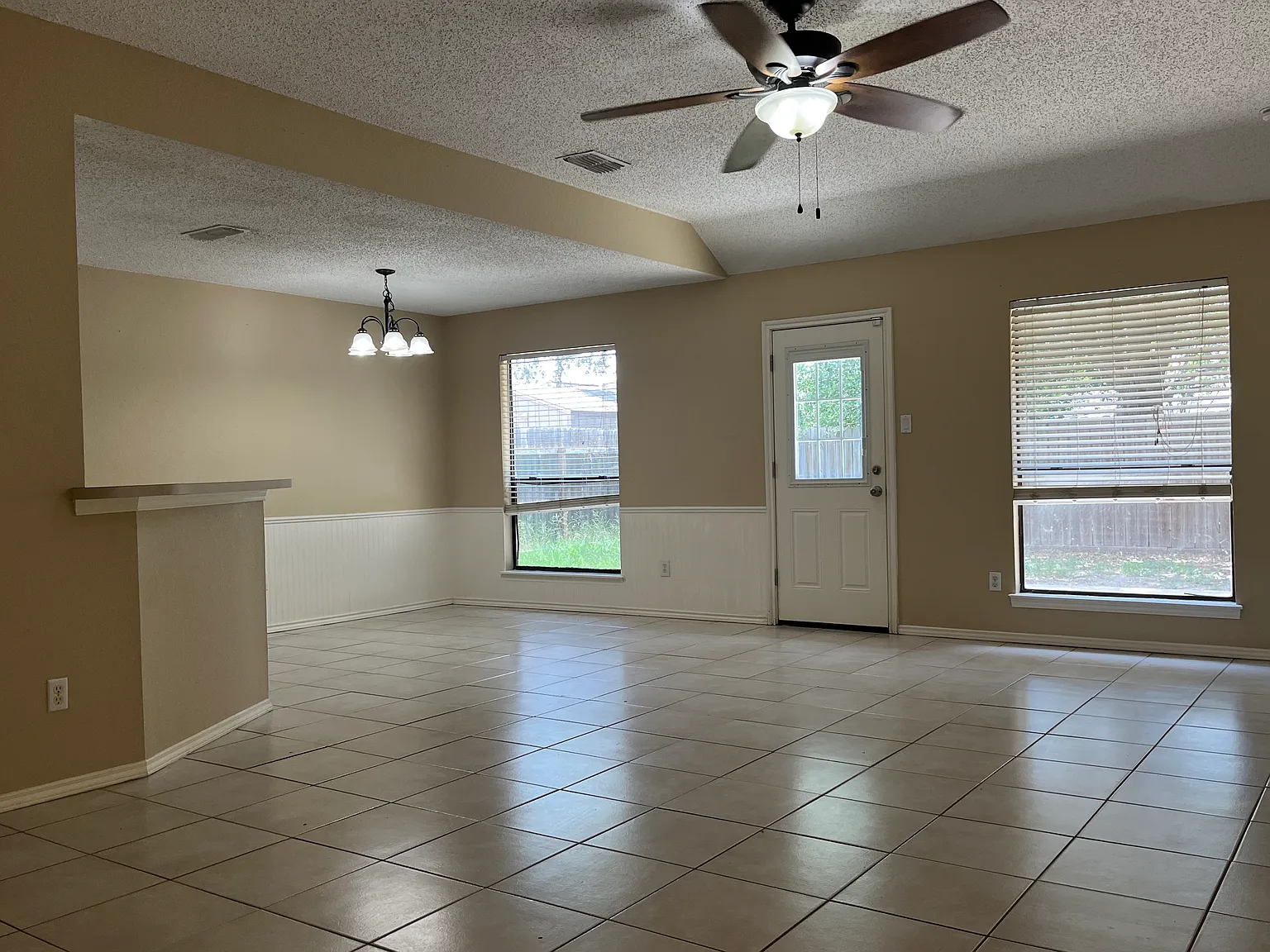 3 bed, 1284 sqft, $1,900 — Photo 2