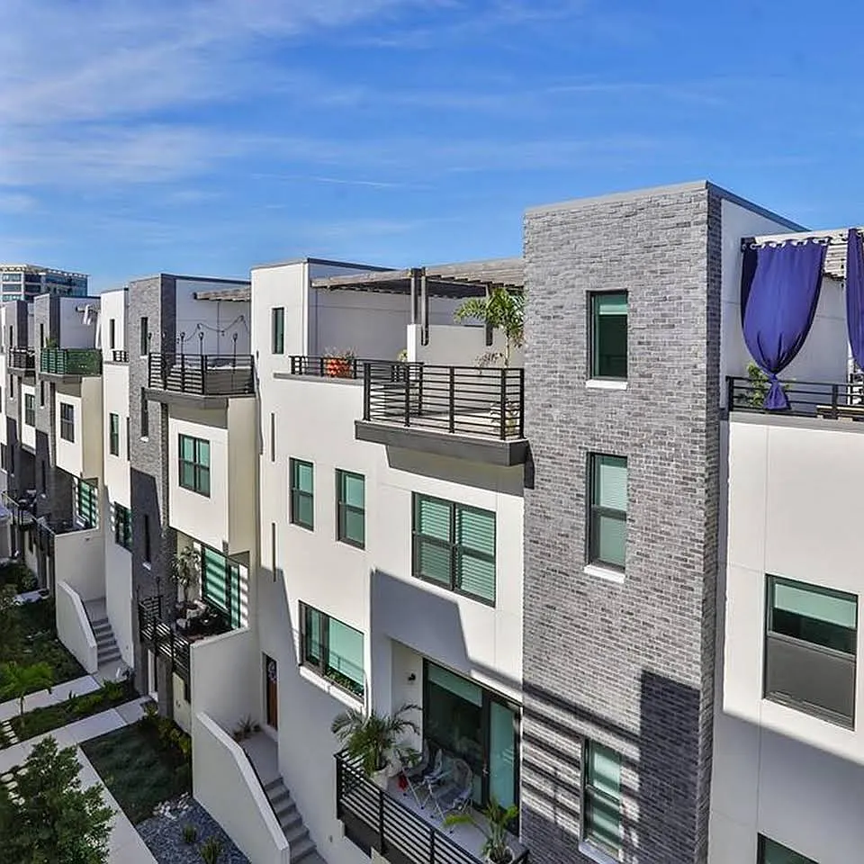 3 bed, 3.5 bath, 2038 sqft, $4,200 — Photo 1
