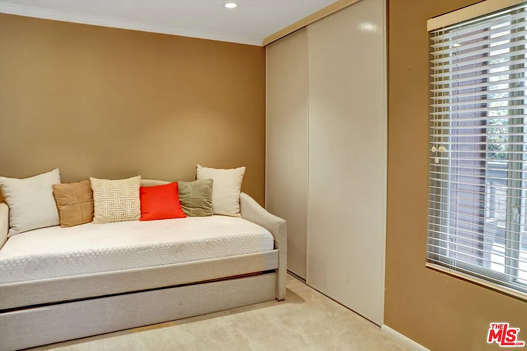 2 bed, 2.0 bath, 942 sqft, $3,700 — Photo 3