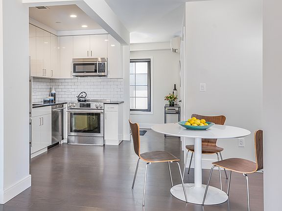 3rd image of 4005 Crescent St #5