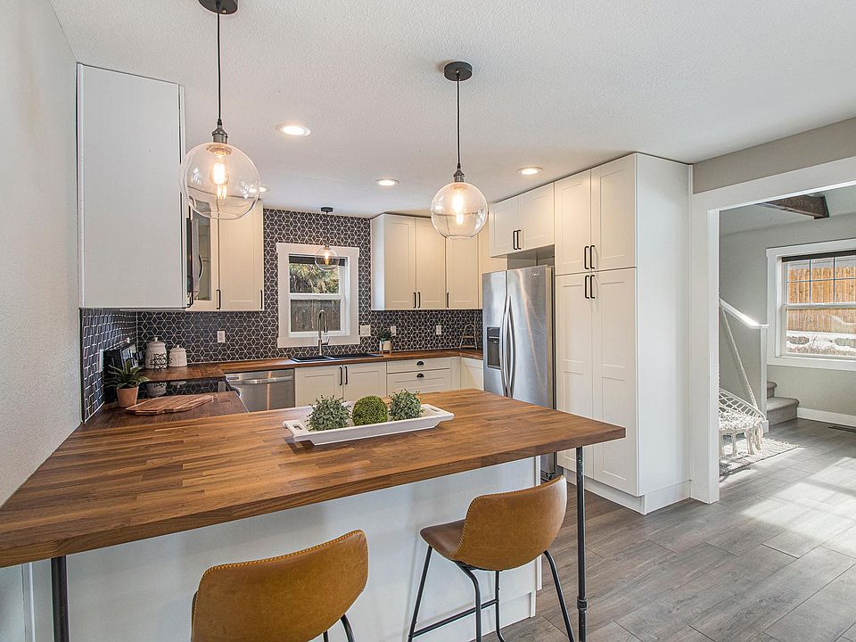 Modern downtown Castle Rock house- A must see!