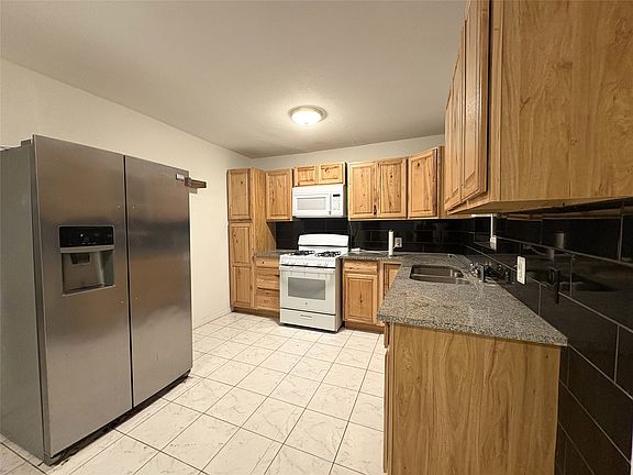 3rd image of 2829 Cecil Dr