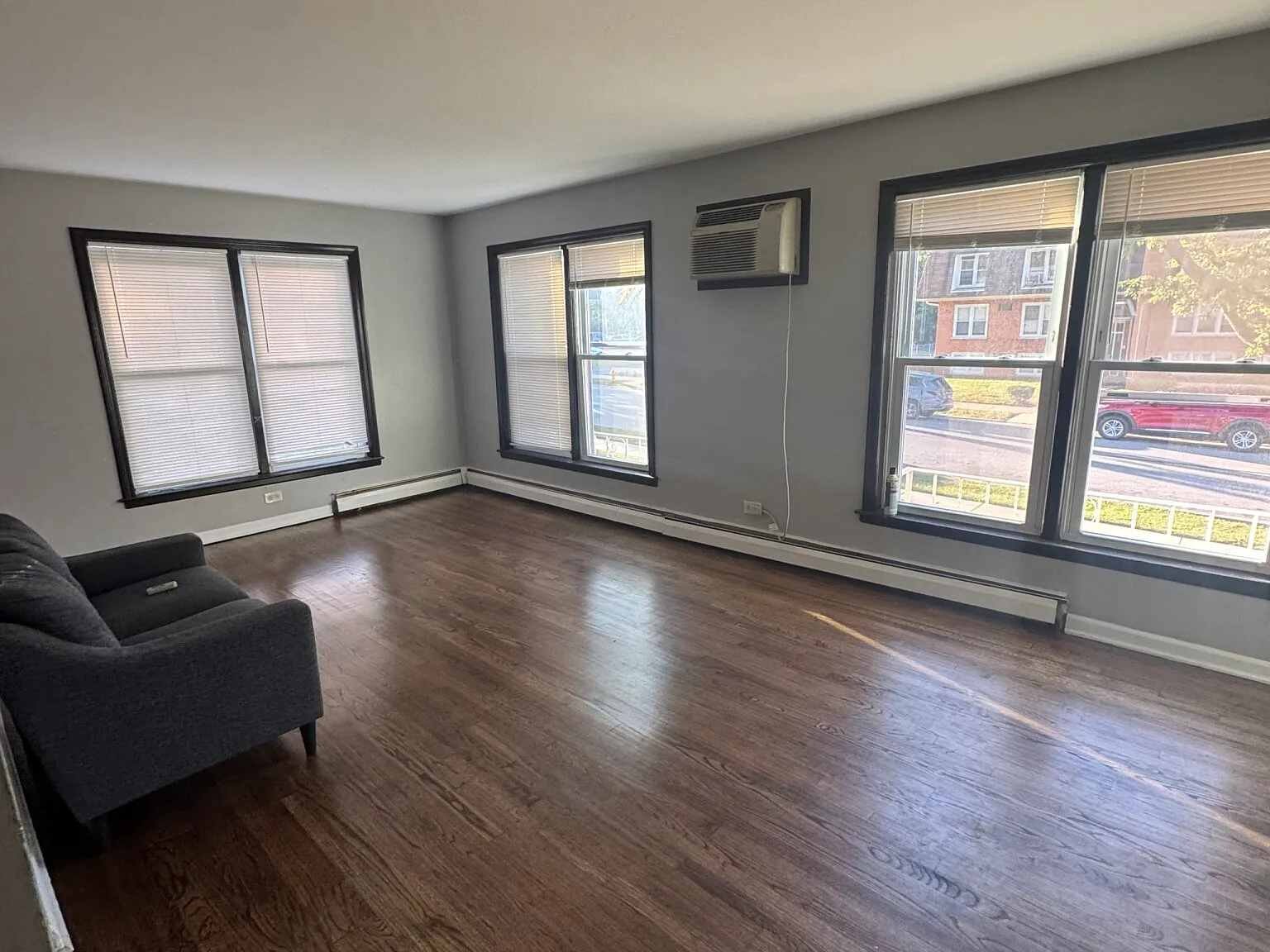 2 bed, 1.0 bath, 725 sqft, $1,899 — Photo 1