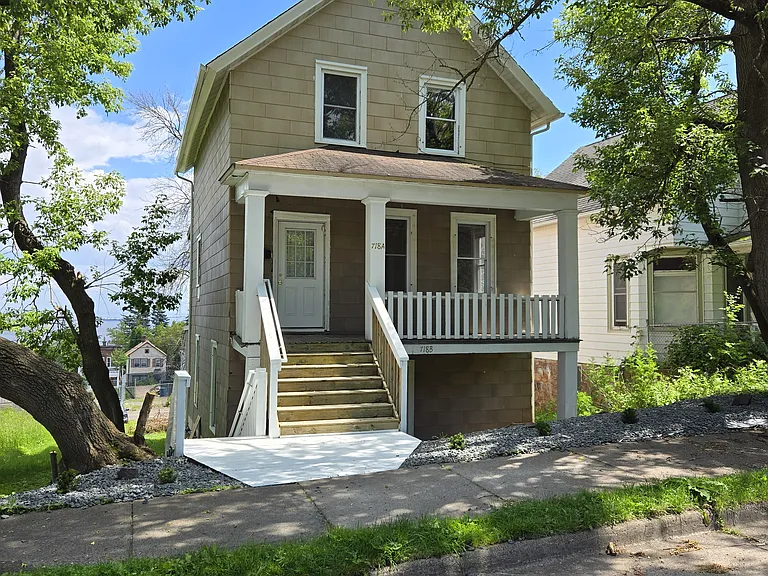 718 E 5th St #B — Photo 1