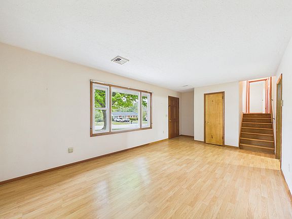 3rd image of 405 Maple Dr