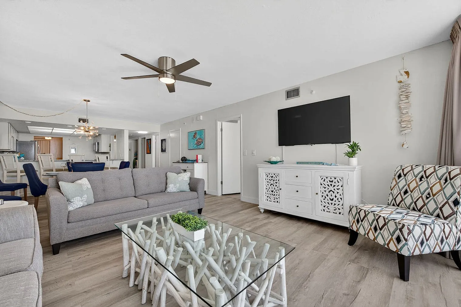 2 bed, 2.0 bath, 1367 sqft, $4,358 — Photo 3