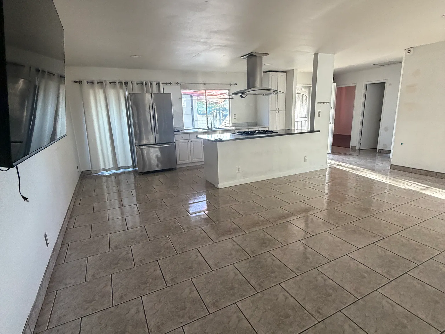 3 bed, 1100 sqft, $3,100 — Photo 1