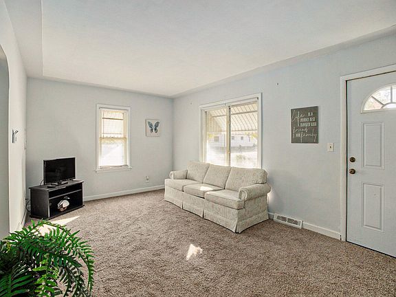 3rd image of 1172 Francis Ave