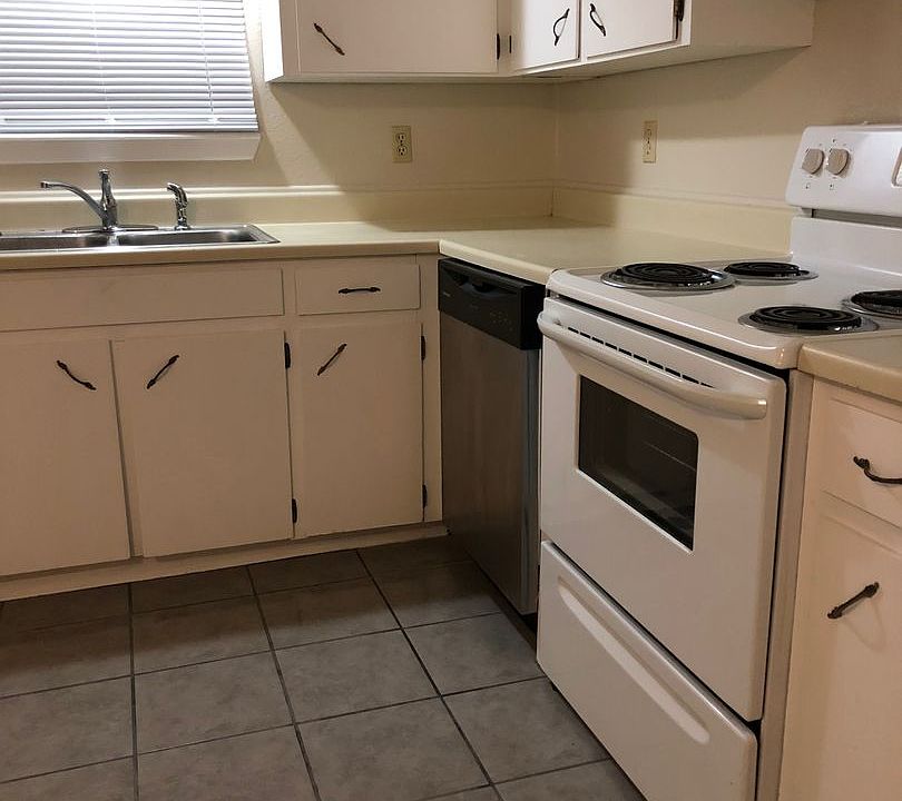 1st image of 727 W Silver Dr