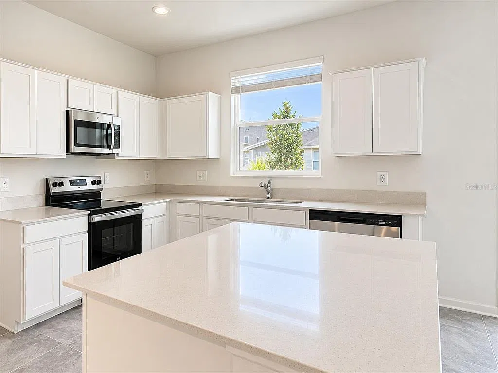 3 bed, 2.5 bath, 1864 sqft, $2,350 — Photo 2