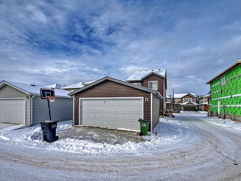 173 Cavanagh Cmn SW — Photo 31