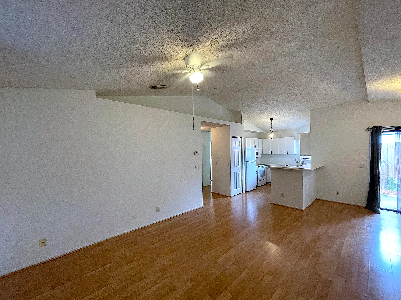 2 bed, 2.0 bath, 1005 sqft, $1,600 — Photo 2