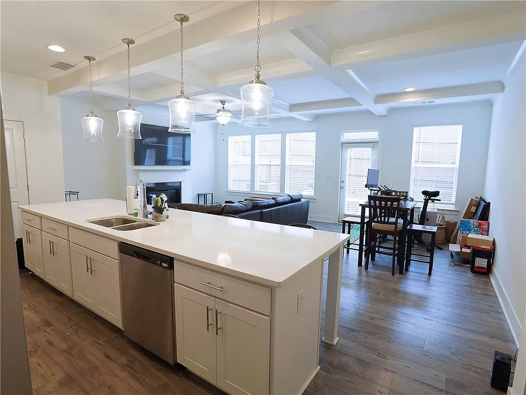 3 bed, 2.5 bath, 1957 sqft, $2,600 — Photo 2