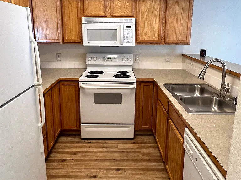 1217 Forsythia Ave — Photo 6