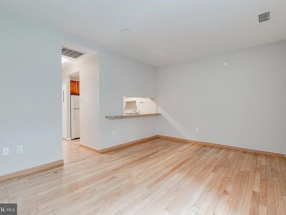 4th image of 130 N Bread St #124
