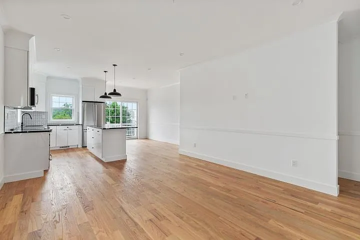 109 Park Ave E — Photo 12
