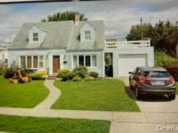 53 Bluespruce Road, Levittown, NY 11756