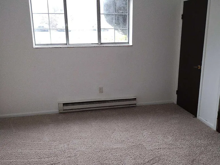 GLORY RIDGE APARTMENTS — Photo 8