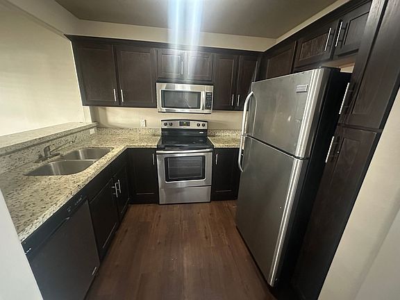 4th image of 680 E Ocean Blvd #B15