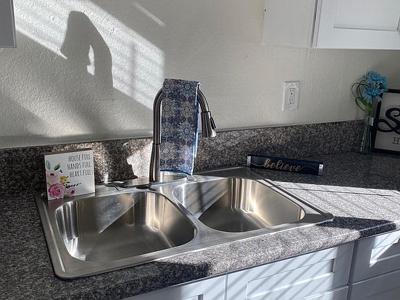 5th image of 15825 Saticoy St #1