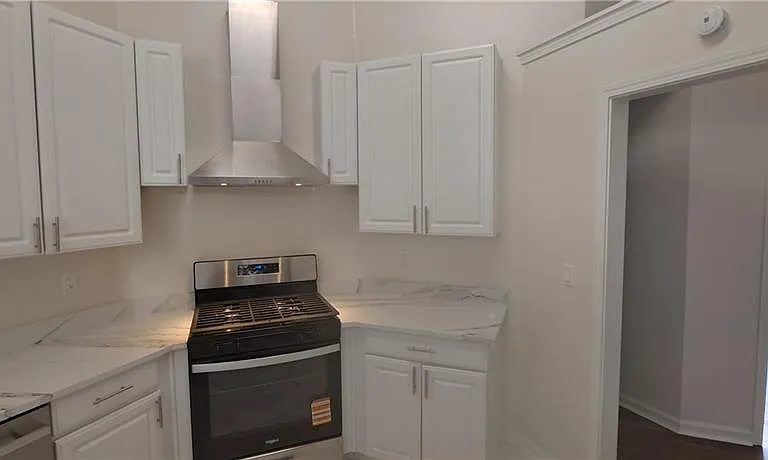1050 Hillary Ln — Photo 2