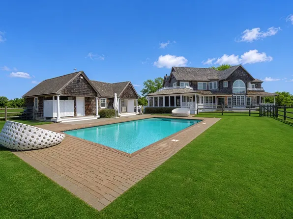 https://photos.zillowstatic.com/fp/c016405417bdf564f091c6ac6a2648b1-p_e.webp