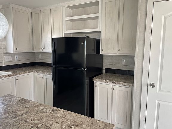 4th image of 129 Pineland Ave #122