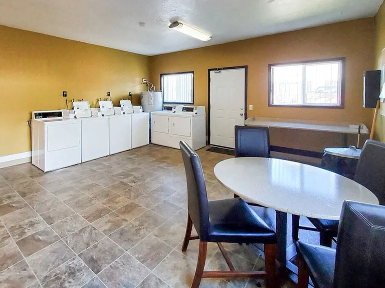Kristin Apartments — Photo 6