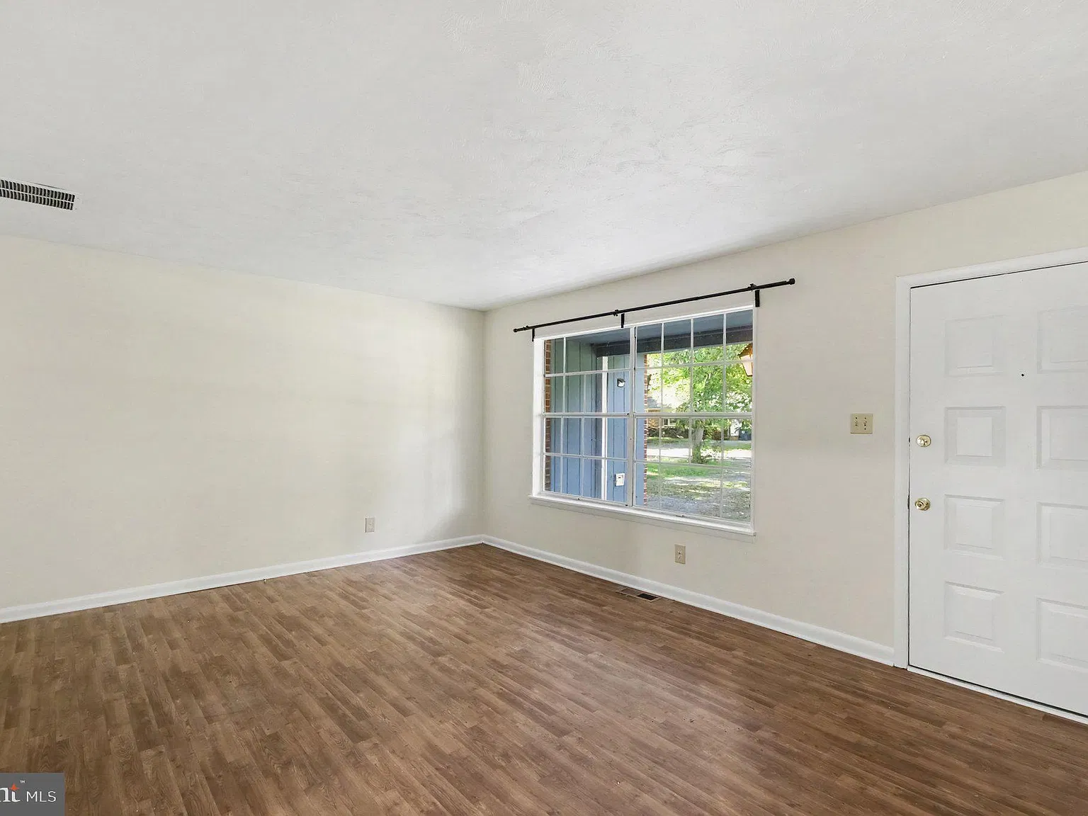 3 bed, 2.0 bath, 1380 sqft, $2,200 — Photo 4