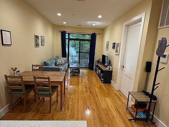 2nd image of 435 Maple St #2A