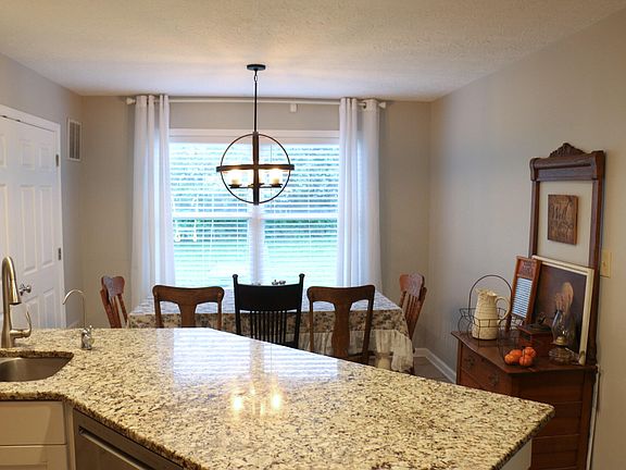 4th image of 204 Stonehaven Dr